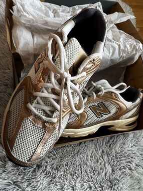 New Balance 530 Unisex White and Metallic Gold Sneakers Size 9.5